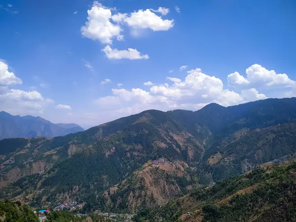 Uma Vista Incrível Das Montanhas Com Céu Azul Nuvens — Fotografia de Stock