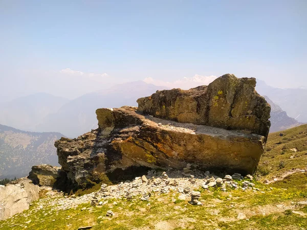 Gökyüzü ile dağlarda inanılmaz bir kaya manzarası