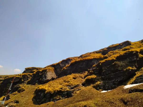 Gökyüzü ile dağların manzarası