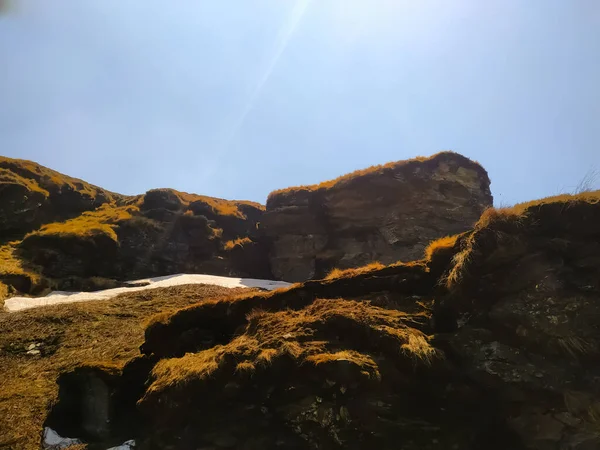 Mavi gökyüzü ile dağların manzarası