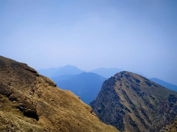 Mavi gökyüzü ile muhteşem bir dağ manzarası