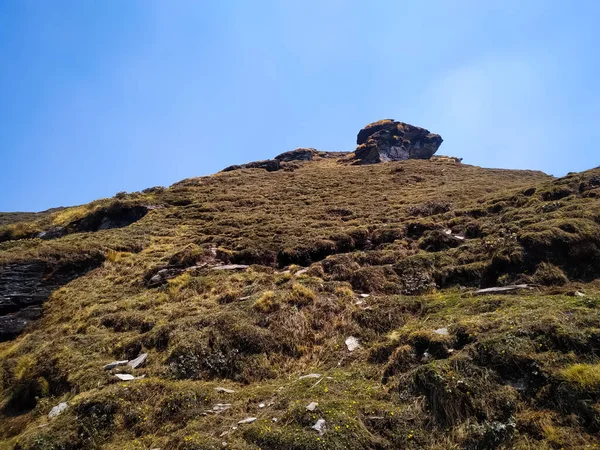 Mavi gökyüzü ile muhteşem manzara