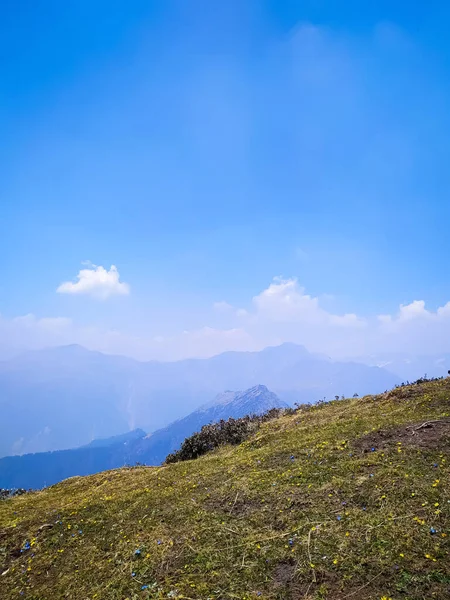 Mavi gökyüzü ve bulutlarla muhteşem bir manzara.