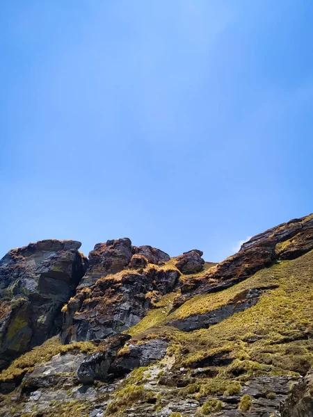 Красивый Вид Скалы Горах Голубым Небом — стоковое фото