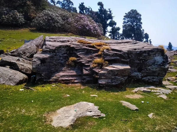 Güzel bir manzarada eski bir kaya