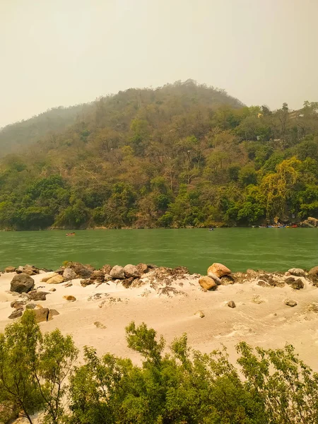 Schöne Flusslandschaft Mit Grünen Bergen Und Sand Rishikesh Uttarakhand Indien — Stockfoto