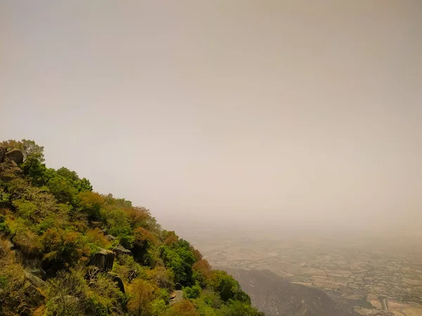 多雾的早上 在山上 — 图库照片