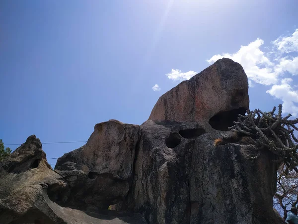 Una Roca Las Montañas Con Cielo Azul Nube — Foto de Stock