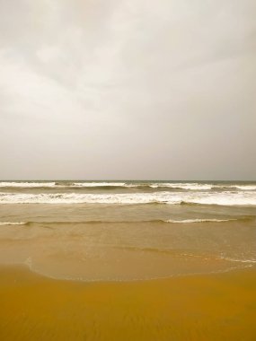 Sabahları sahilde dalgalar