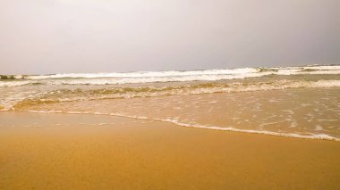 Güzel yaz plajı konsepti - Boş kumsalda yumuşak deniz dalgası Kopya alanı ile arka plan