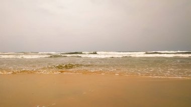 Kumda yuvarlanan deniz dalgasının güzel yakın çekimi