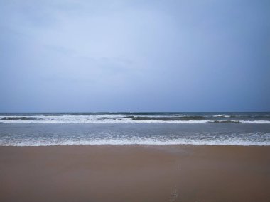 Deniz kıyıya vuruyor.