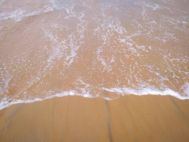 Kumda berrak su dalgası