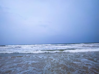 Yaz denizi ve kum dalgası. Yaz, seyahat, deniz manzarası, tatil, tatil konsepti.