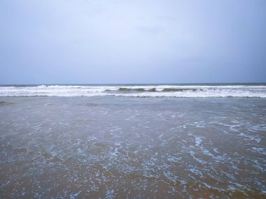 Temiz kumsalda beyaz dalga, doğa konsepti.