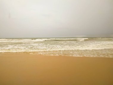 Sahilde inanılmaz bir dalga köpüğü manzarası var.