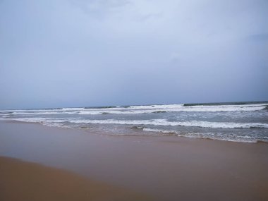 Kumun arka planı ve denizin dalgaları.