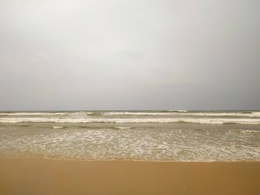 Kumsalda kum ve deniz. Seyahat ve yaz geçmişi için soyut doğal.