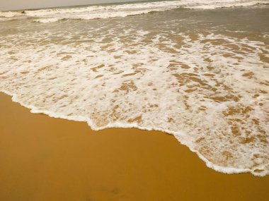 Yaz plajı konsepti - Boş kumsaldaki yumuşak deniz dalgası Kopya alanı ile arka plan