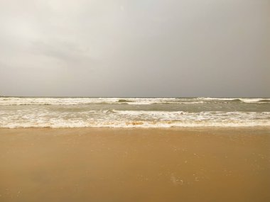 Sahilde küçük bir dalga..