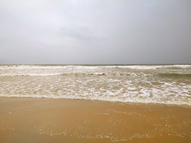 Yazın sahilde güzel dalgalar