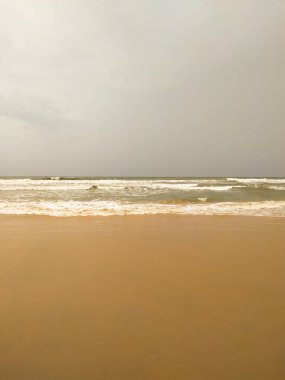 Yazın kumlu sahilde güzel yumuşak dalgalar.