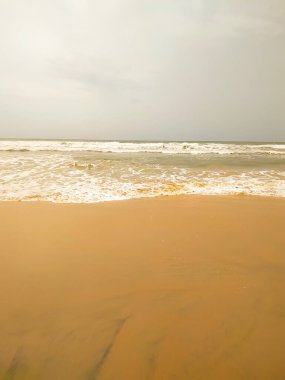 Yaz başında deniz manzarası, ışık dalgaları, güneş ışığı yansıması, turkuaz sular ve Baga sahilinde ince sarı kum..