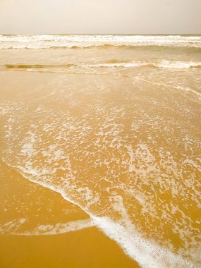 Beyaz temiz köpük ile kumlu plajda denizyumuşak dalga. Kopyalama alanı