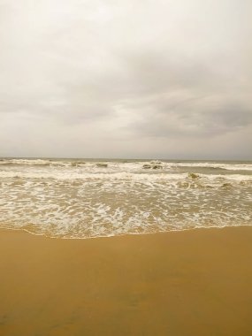 Dalga deniz kum üzerinde