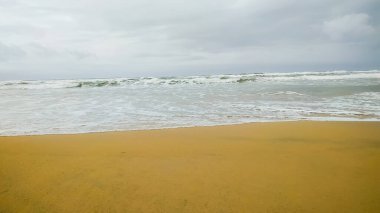Yaz plajı konsepti - Boş kumsaldaki yumuşak deniz dalgası Kopya alanı ile arka plan