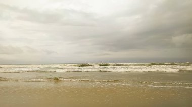 Sabahları sahilde dalgalar...