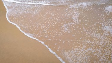 A güzel kum plaj denizde dalga