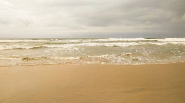 Kumlu sahilde beyaz okyanus dalgası. doku Arkaplanı.