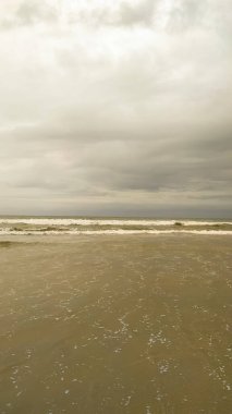 Deniz dalgaları üzerinde gökyüzü