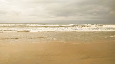 Kumsalda yumuşak beyaz okyanus dalgaları. Arkaplan.