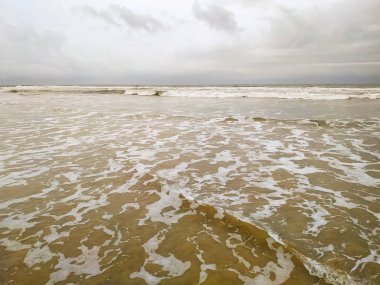 Hareket, Kumsaldaki Beyaz Okyanus Dalgası 'nı bulanıklaştırdı Doğa Arkaplan Denizi ve Kum Konsepti için. Seçici odak