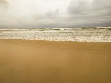 köpüren suyla ve kumlu kıyılarıyla beyaz okyanus manzarası