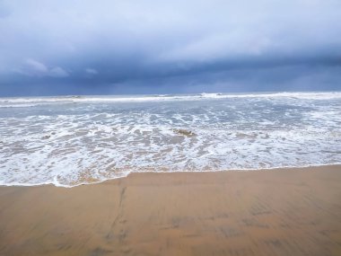deniz plajı mavi gökyüzü ve gün ışığı dinlenme manzarası Hindistan 'da tasarım kartpostalı ve takvim için manzara