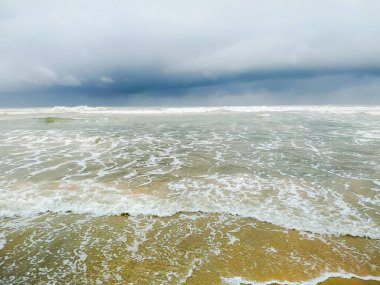 Sahilde güzel beyaz dalgalar