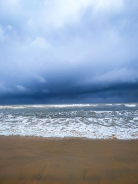 Kumsaldaki güzel dalga manzarası