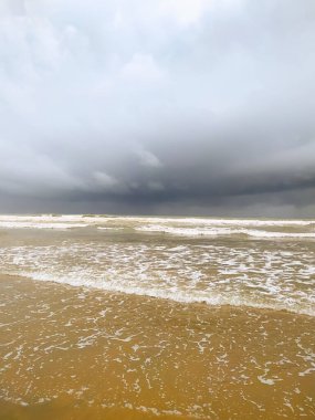 Dalgalı sahil ve güzel tropikal deniz