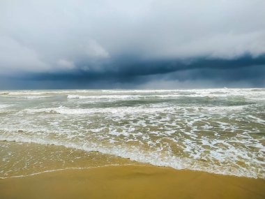 Güzel tropikal plaj ve mavi gökyüzü arka planında metin için kopyalama alanı olan el sallama