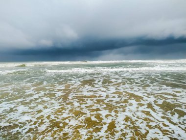 Kumsalda güzel fırtınalı deniz dalgaları