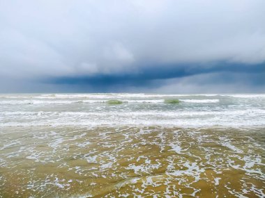 Sahilde dalgalar Fırtınada gökyüzünde