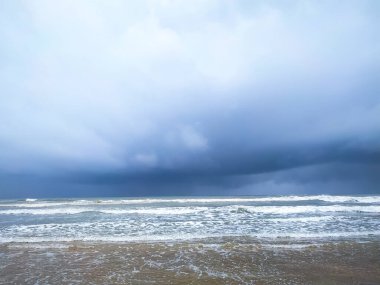 Tropik plaj yaz tatili için doğal arka plan. Fotoğraf Turkuaz okyanus suyu ve güneşli bir günde bulutlu mavi gökyüzü. Beyaz kumlu güzel bir sahil..