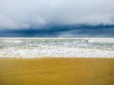Bulutlu gökyüzü arka planında güzel tropikal plaj ve deniz metin için kopyalama alanı ile