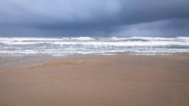 Dalgalı deniz ve sahil, Hindistan.