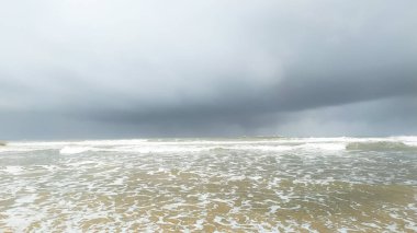 Denizde beyaz dalgaların güzel manzarası