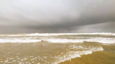 Bulutlu gökyüzü arkaplanı ile denizde kırılan dalgaların inanılmaz görüntüsü