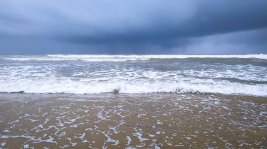 Güzel beyaz dalgalar denizde kırılıyor